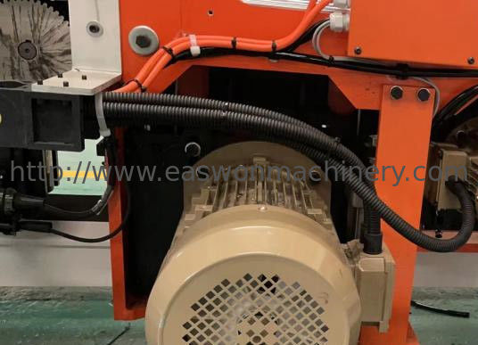 O feixe do cnc do computador automático considerou painel das máquinas viram que reciprocando o corte do feixe viu